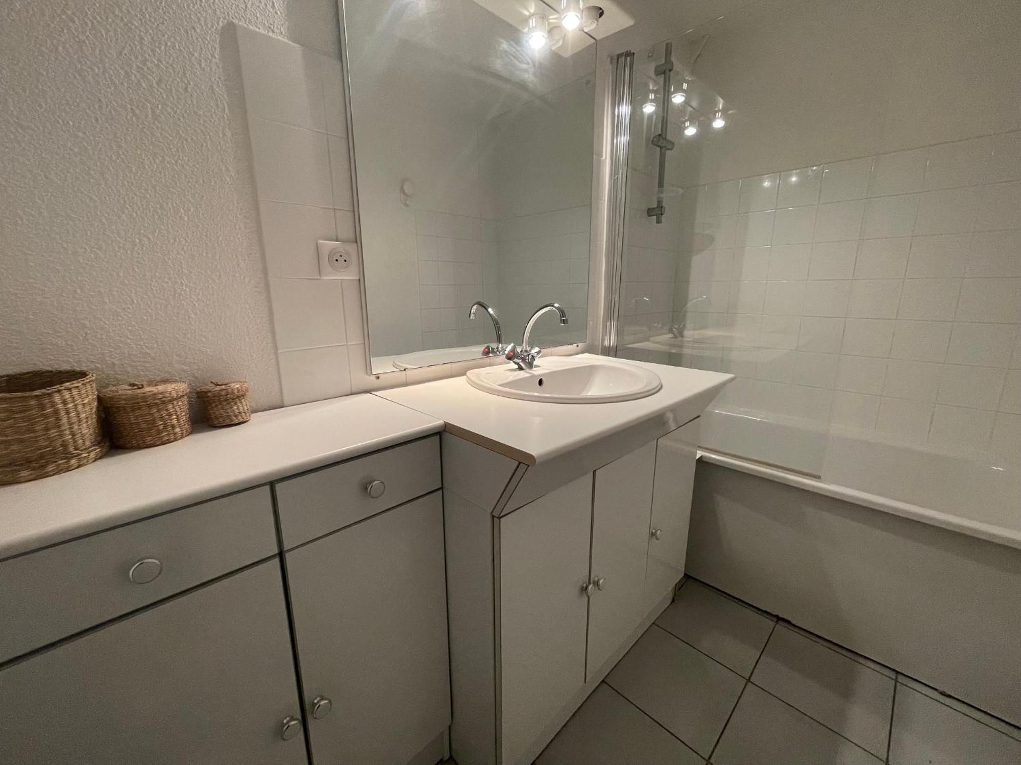 : Duplex T3 Avec Terrasse, Parking Prive, Proche - Fr-1-309-77 Apartment