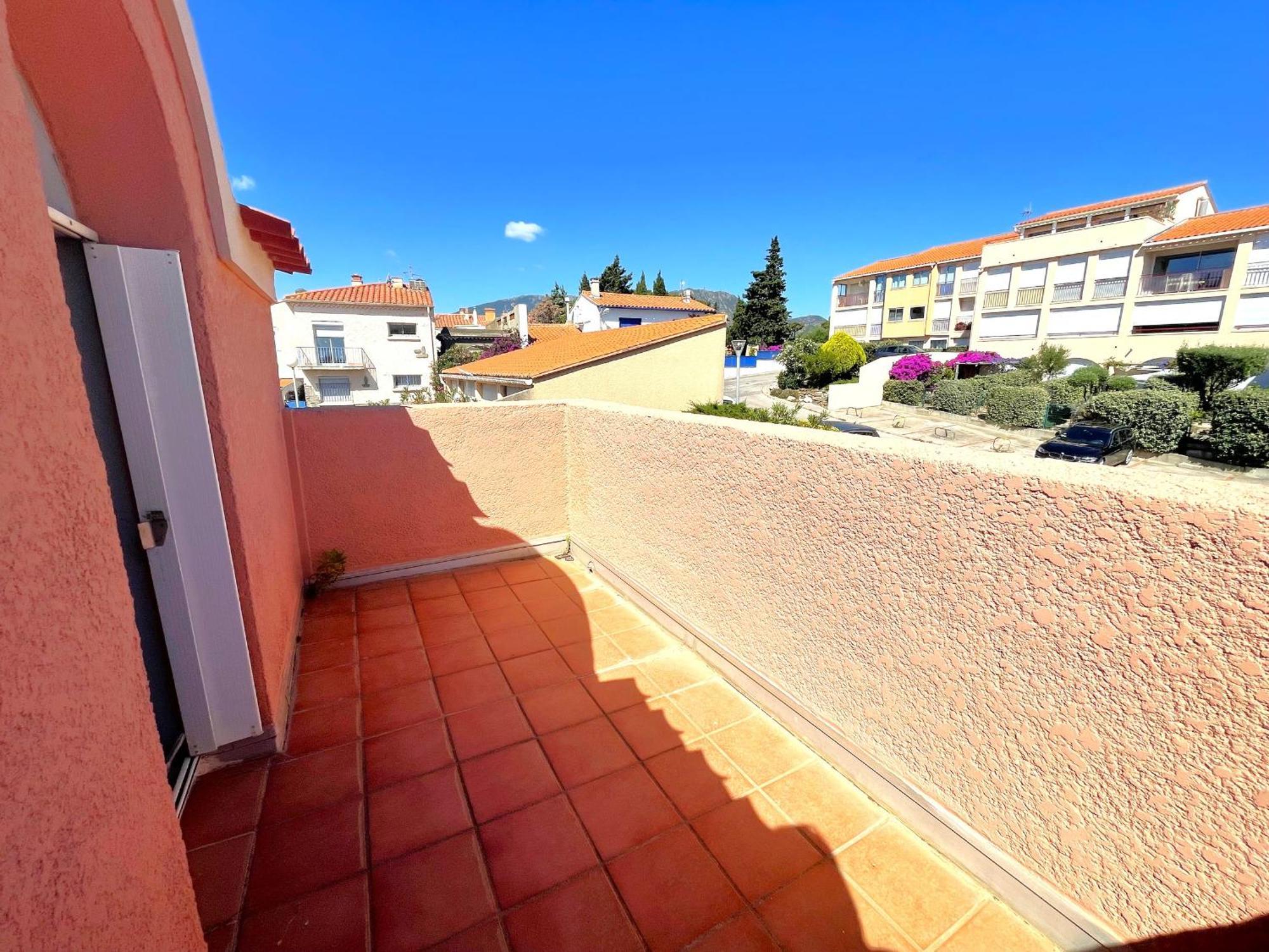 : Duplex T3 Avec Terrasse, Parking Prive, Proche - Fr-1-309-77 Apartment